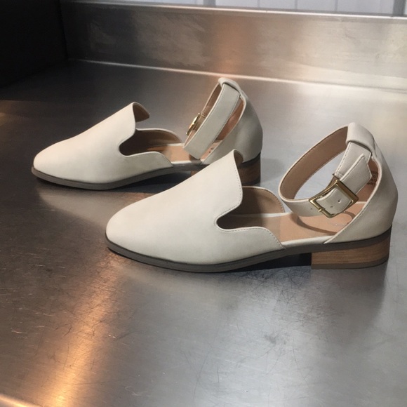 New WB Woman’s Journee Collection Elegant White Women's Heeled flats - Picture 3 of 6